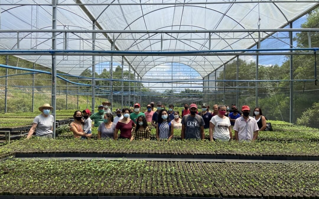 No aniversário do MST, grupo de assentados visita a Apremavi