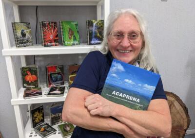 Miriam Prochnow com um exemplar impresso da obra “Acaprena - 50 anos da primeira entidade ambiental