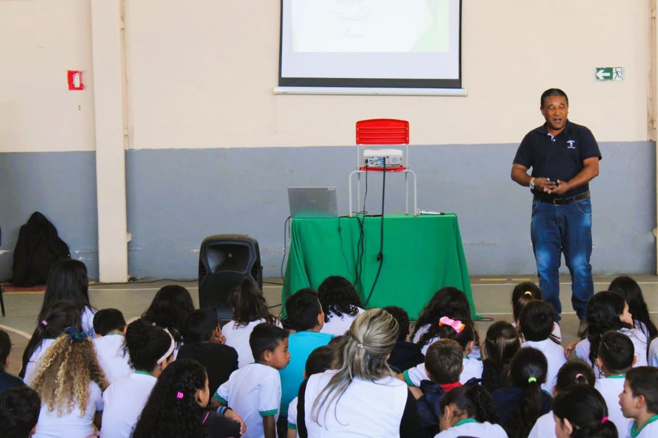 Palestra de educação ambiental ministrada pelo projeto Matas Legais na Escola Municipal Evangelina Bittencourt em Reserva (PR). Foto: William Villar de Castro Ribas