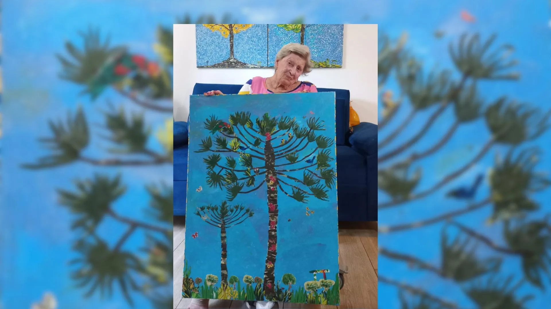 A artista com a obra:  “Minha Primeira Araucária” por Tetê Brandolim, 2023. 