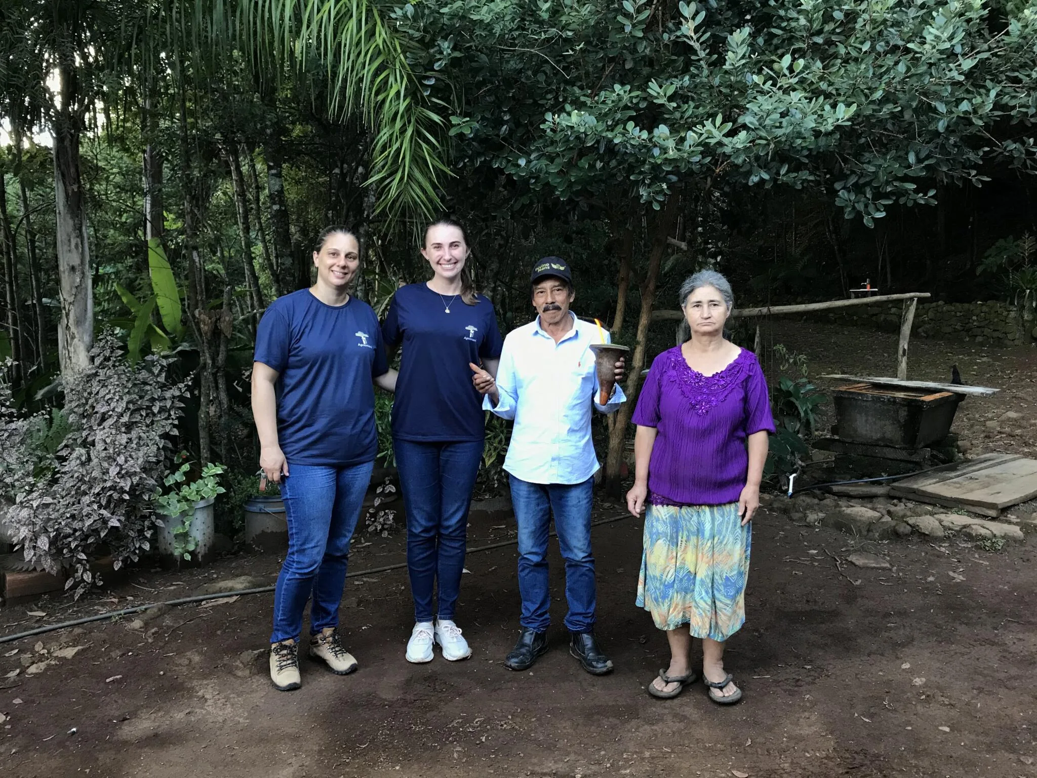 Edilaine Dick e Marluci Pozzan da Apremavi com os agricultores João Borman e Tereza de Oliveira Borman na Reserva Legal da propriedade. Foto: Thamara Santos de Almeida