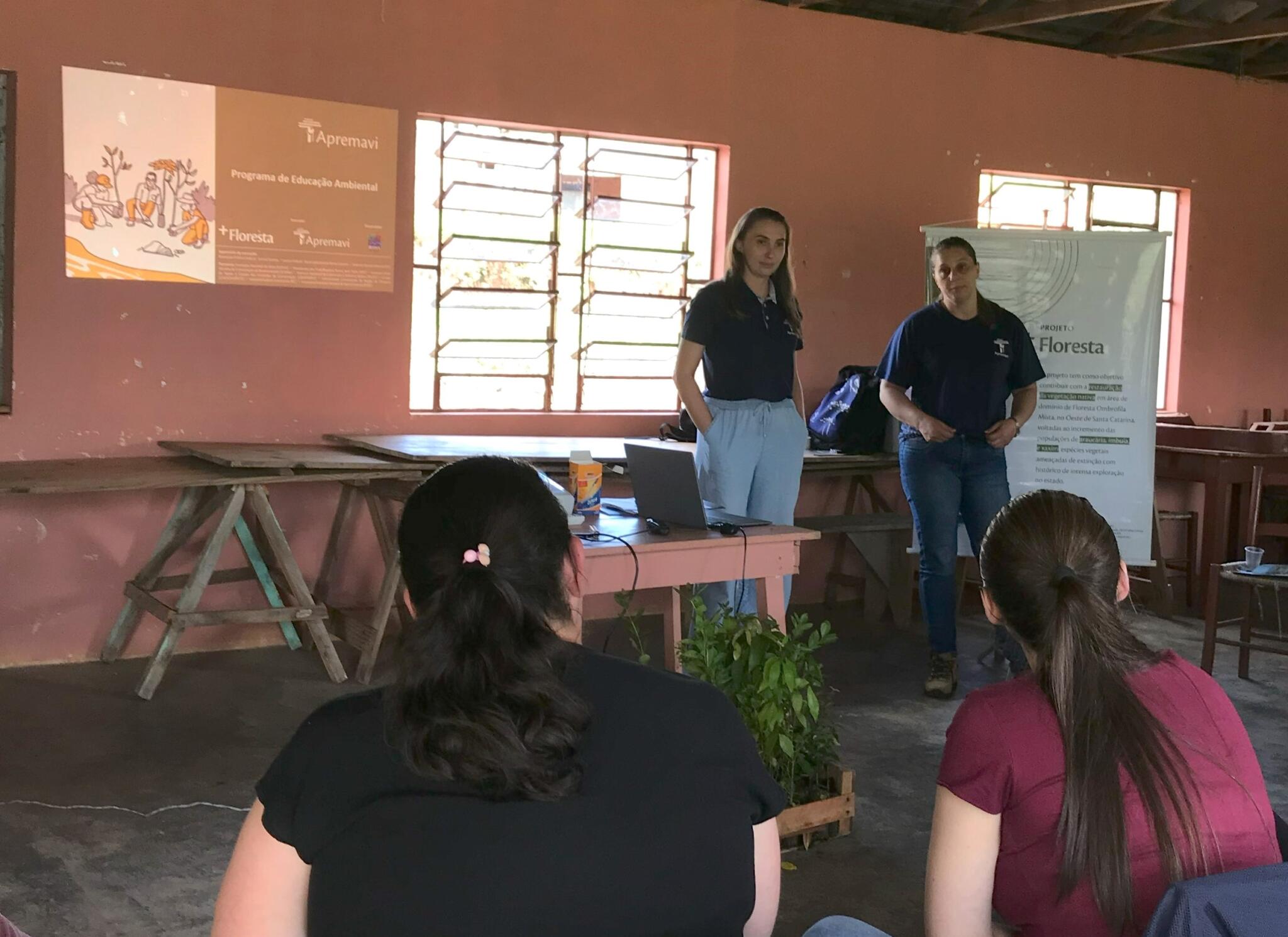Apresentação da Marluci Pozzan e Edilaine Dick sobre o projeto +Floresta e o programa de Educação Ambiental continuada do projeto. Foto: Thamara Santos de Almeida