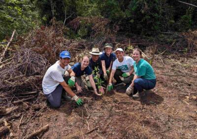 Mutirão de plantio de árvores no Parque Mata Atlântica com a equipe da Apremavi e The Vita Coco Company. Foto: Arquivo Apremavi