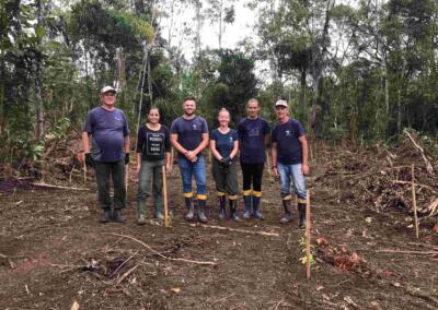 Mutirão de plantio de árvores no Parque Mata Atlântica com a equipe da Apremavi e The Vita Coco Company. Foto: Thamara Santos de Almeida