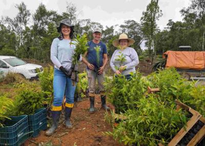 Mutirão de plantio de árvores no Parque Mata Atlântica com a equipe da Apremavi e The Vita Coco Company. Foto: Thamara Santos de Almeida