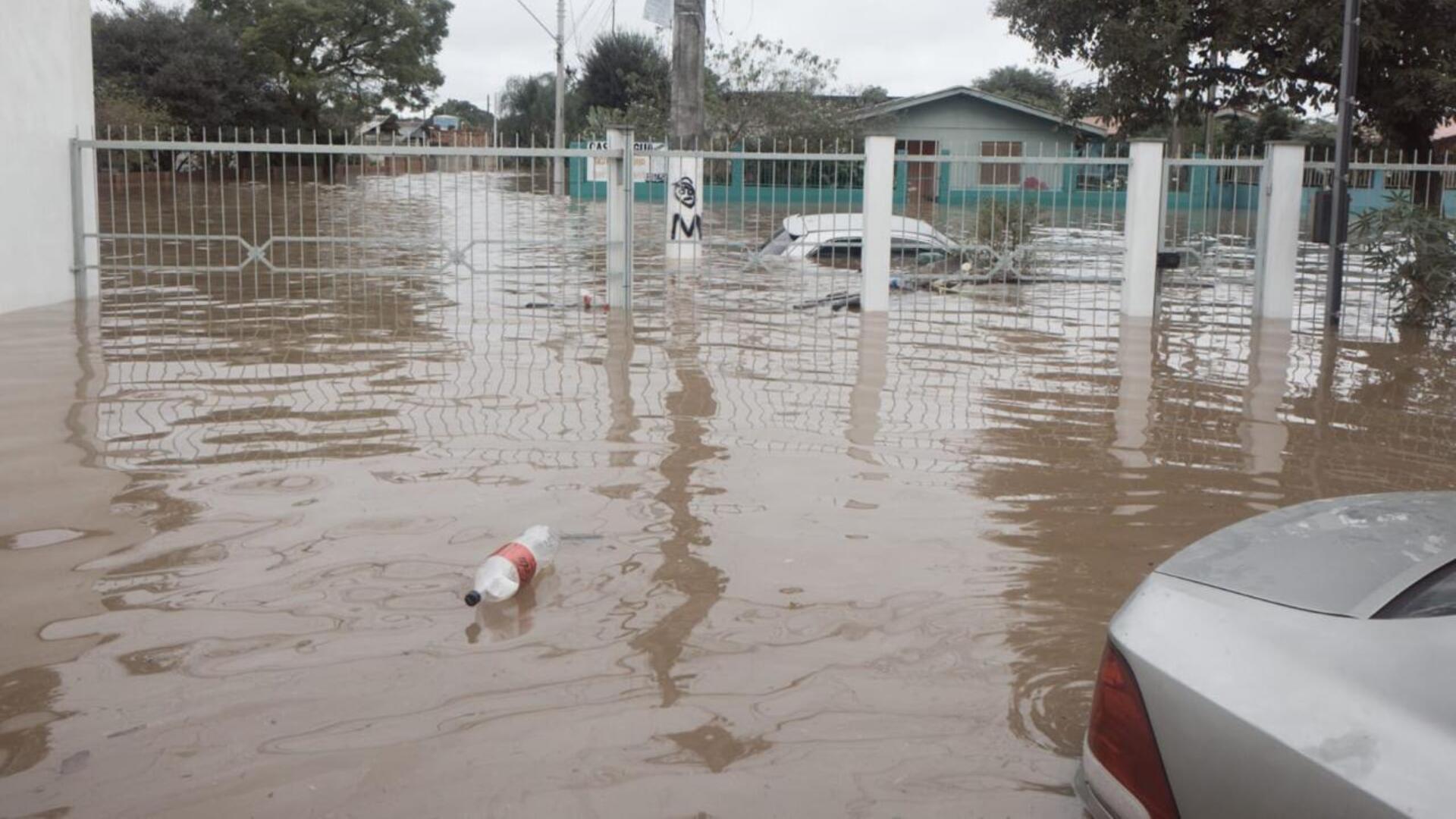 Pátio da sede da Apoena Socioambiental, empresa em que Daiana é sócia, inundado, em São Leopoldo (RS). Foto: Leandro José Haubert<br />

