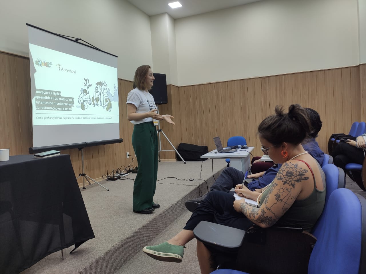 Apresentação da Carolina Schaffer da Apremavi nas sessões simultâneas da V Conferência Brasileira de Restauração Ecológica