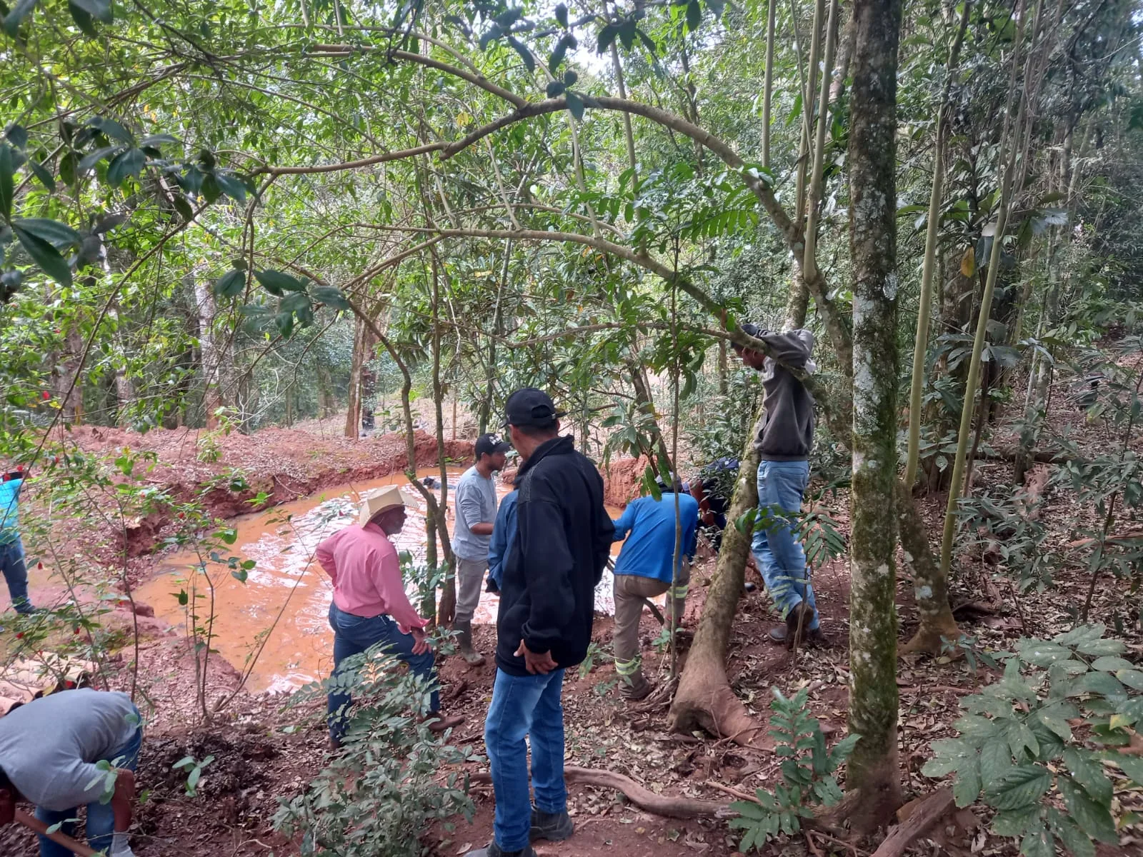 Oficina de proteção de nascente realizada na propriedade de José Batista Maia Filho na comunidade de Espigão do Tigre em Ortigueira PR no dia 08 de agosto de 2024