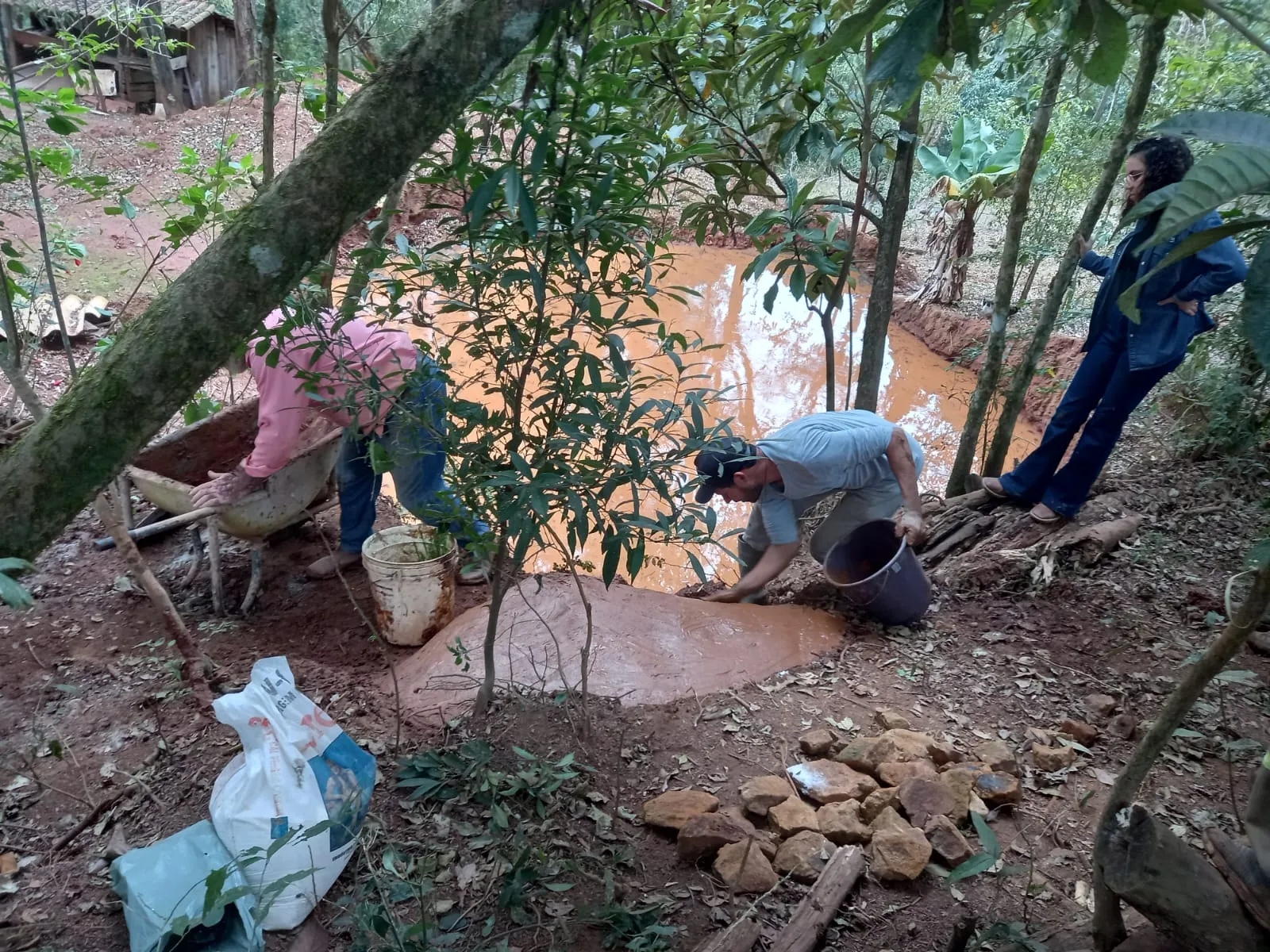 Oficina de proteção de nascente realizada na propriedade de José Batista Maia Filho na comunidade de Espigão do Tigre em Ortigueira (PR) no dia 08 de agosto de 2024