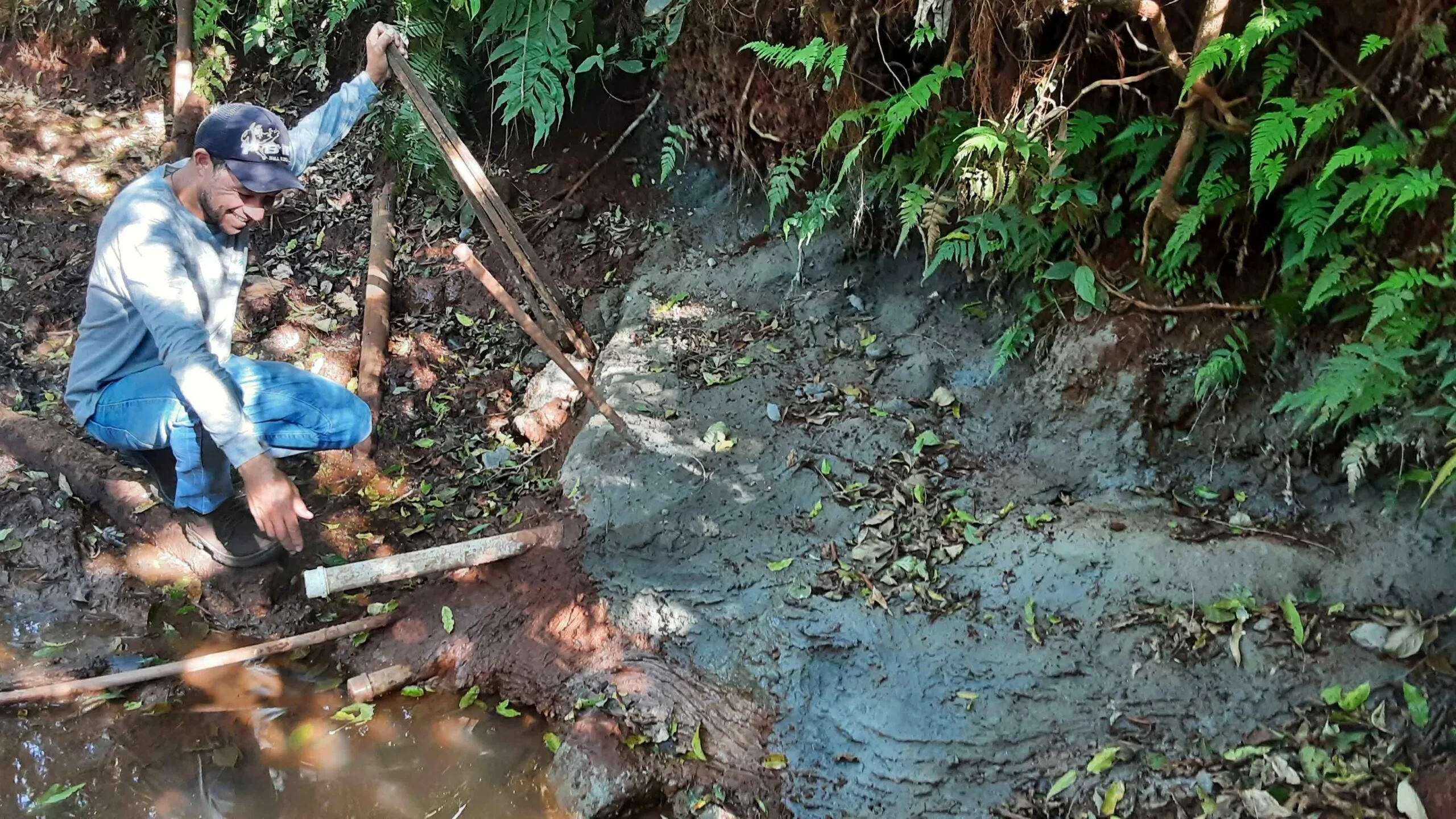 Proteção de nascente Caxambu realizada pela comunidade após a primeira oficina em Espigão do Tigre no município de Ortigueira (PR). Foto: Emílio Ribas.