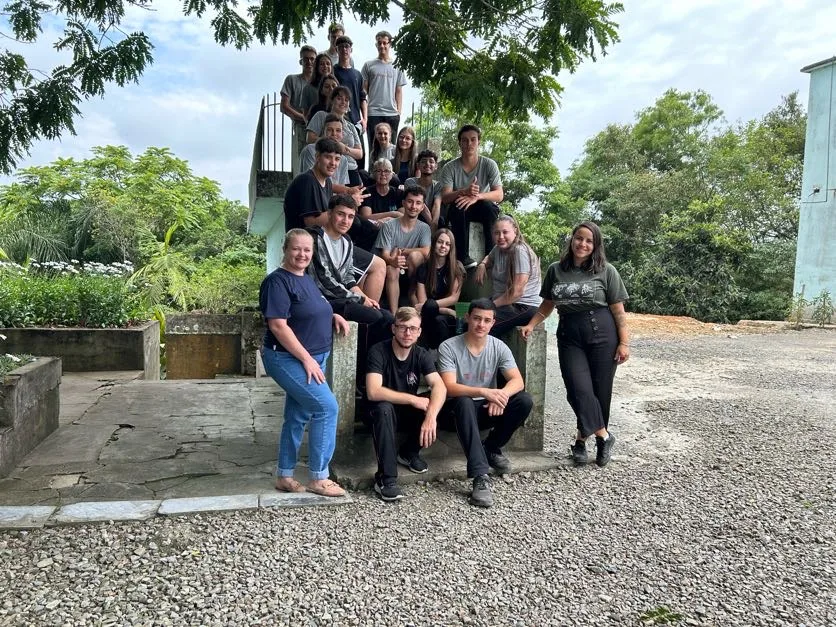 Foto com os alunos após a palestra sobre a fauna do PNMMA com a EEB Frederico Rolla no dia 27-11