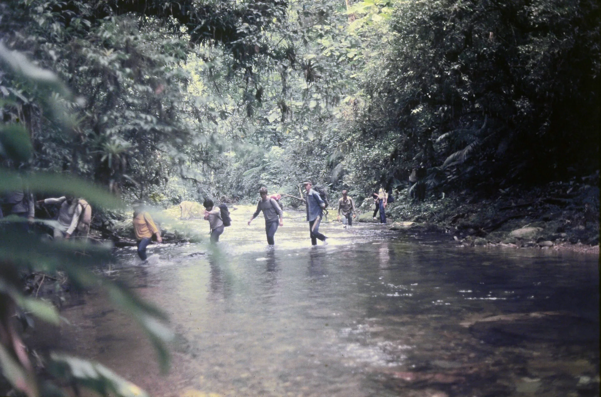 Grupo da Acaprena numa das 59 travessias do rio Garcia, procurando conhecer a região, o que ajudou muito na luta pela criação do Parque Nacional da Serra do Itajaí