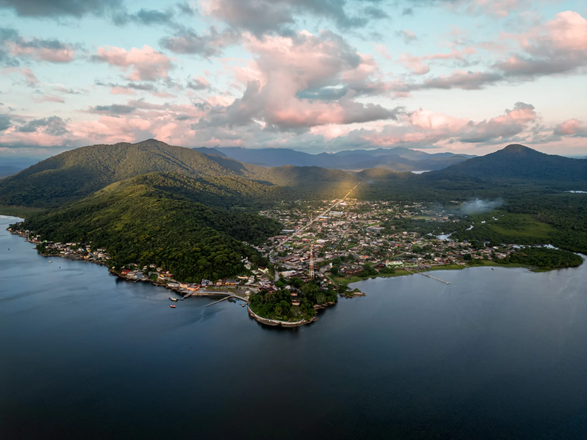 Paisagem da Grande Reserva da Mata Atlantica na região de Guaraquecaba PR