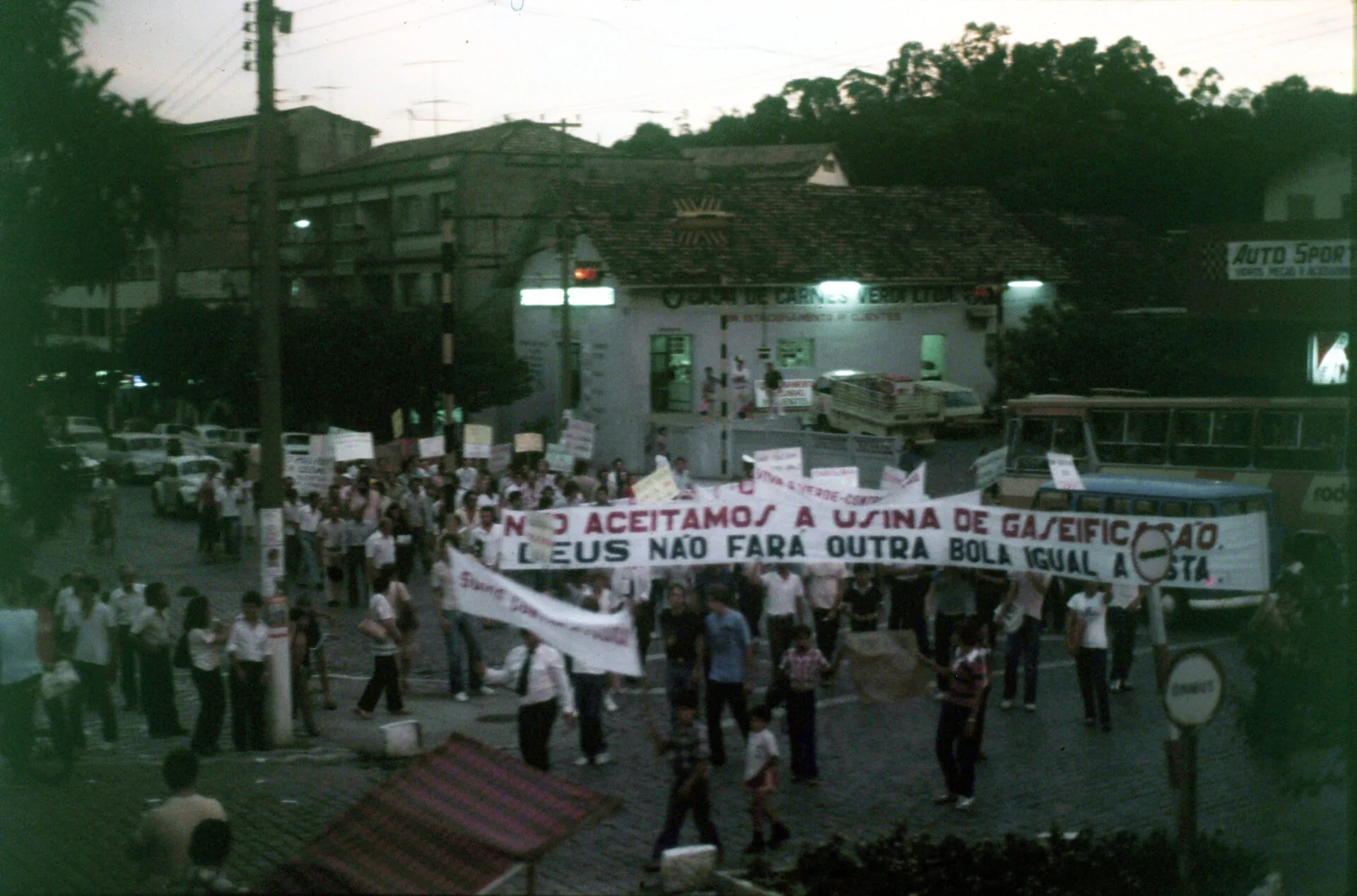 Passeata no Centro de Blumenau em protesto contra a intenção de se instalar na cidade uma Usina de Gaseificação do poluente carvão mineral
