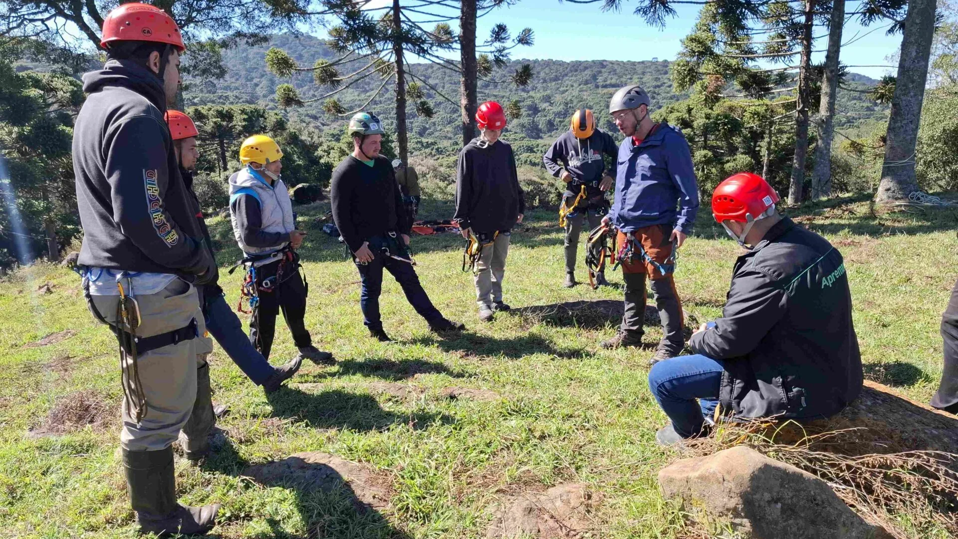 Treinamento em escalada de árvores para coleta de frutos e sementes nativas na Fazenda Taquara em Painel (SC)