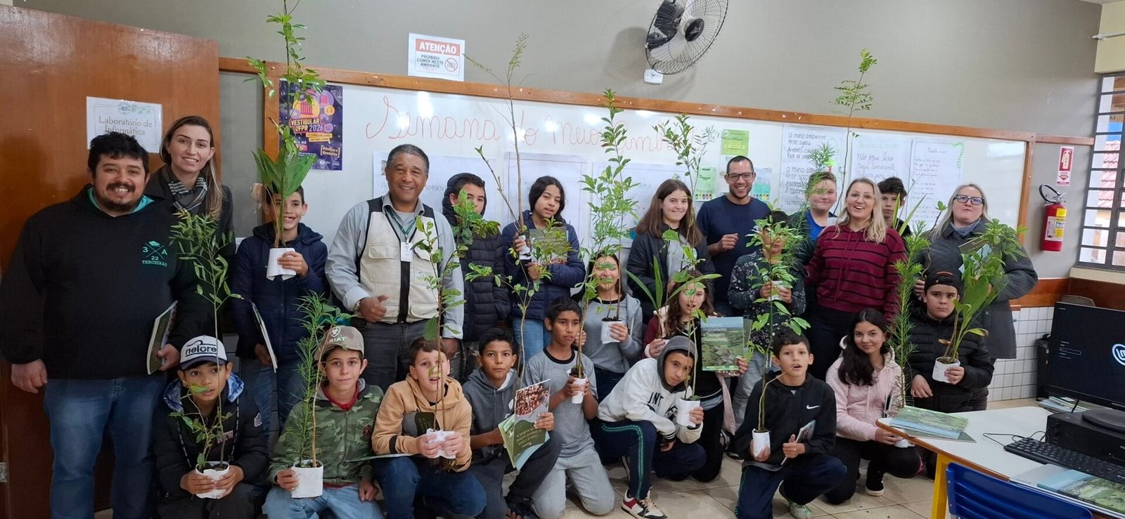 Ação realizada no Dia do Meio Ambiente em Reserva (PR) 2025 Foto Arquivo Apremavi Ação realizada no Dia do Meio Ambiente em Reserva (PR)