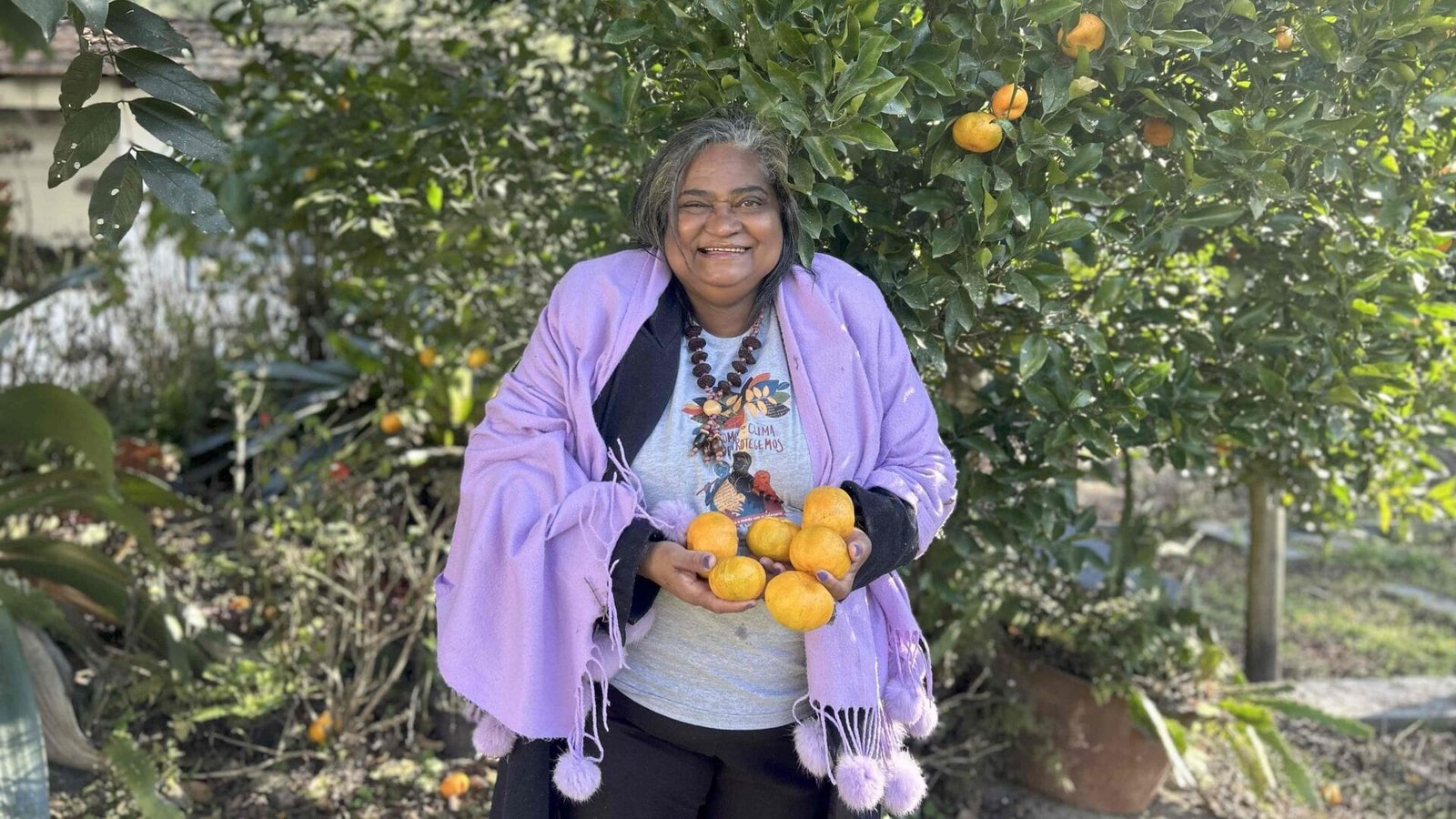 Xica da Silva na Apremavi colhendo bergamota no encontro do comitê das Defensoras por Defensoras Foto Thamara Santos de Almeida Xica da Silva na Apremavi colhendo bergamota no encontro do comitê das Defensoras por Defensora