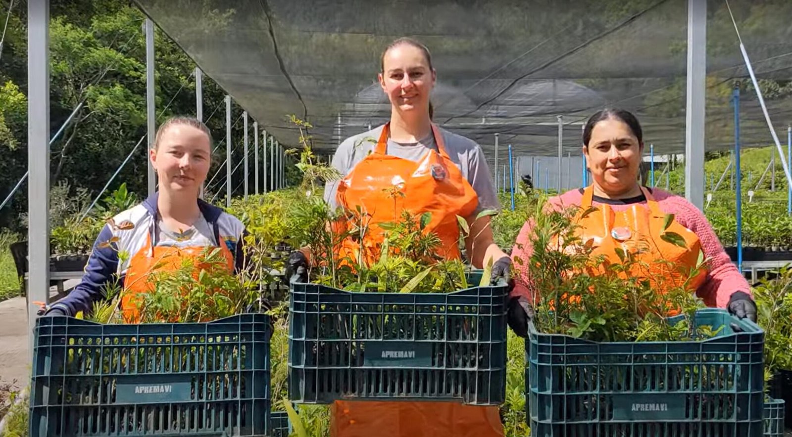 Equipe da Apremavi utilizando o Kit da Estação da Central da COP no Centro Ambiental em Atalanta