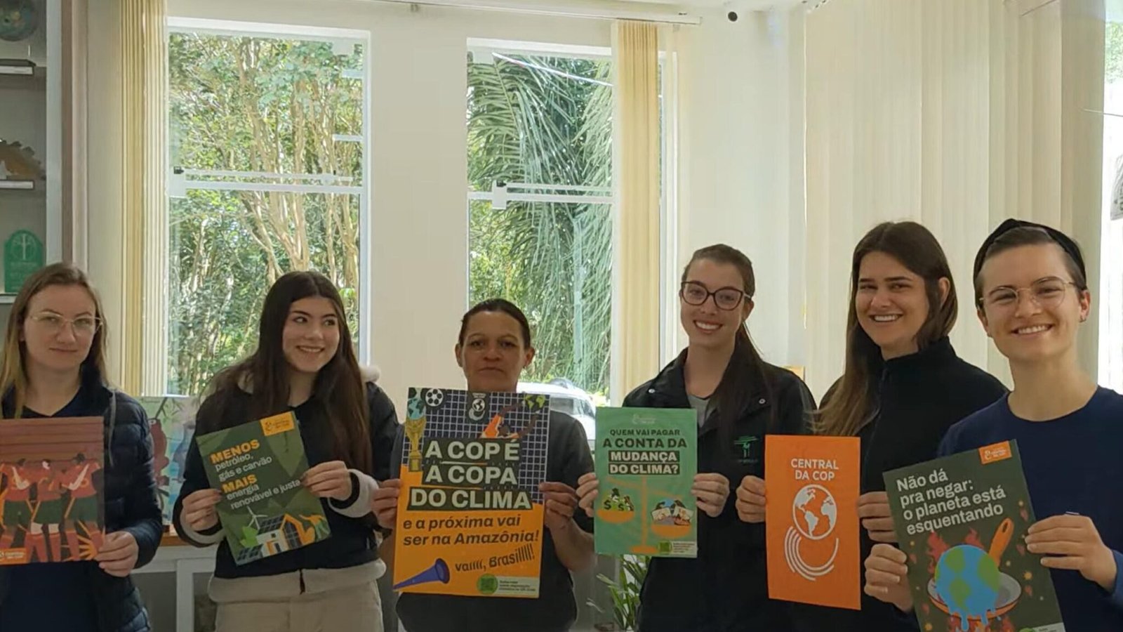 Equipe da Apremavi utilizando o Kit da Estação da Central da COP no Centro Ambiental em Atalanta