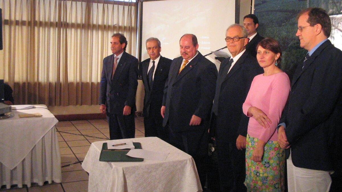 Assinatura da parceria entre a Apremavi e a Klabin em 2005 Foto Arquivo Apremavi Assinatura da parceria entre a Apremavi e a Klabin em 2005 Foto Arquivo Apremavi