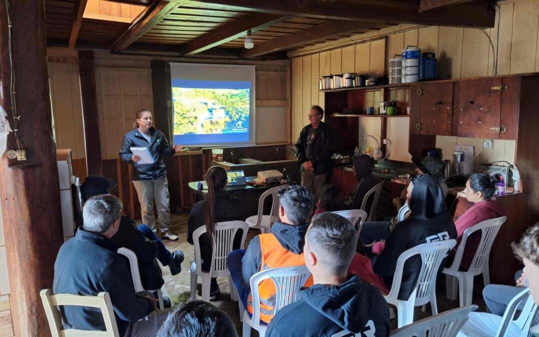 Apremavi promove integração e capacitação com equipes envolvidas na restauração ecológica