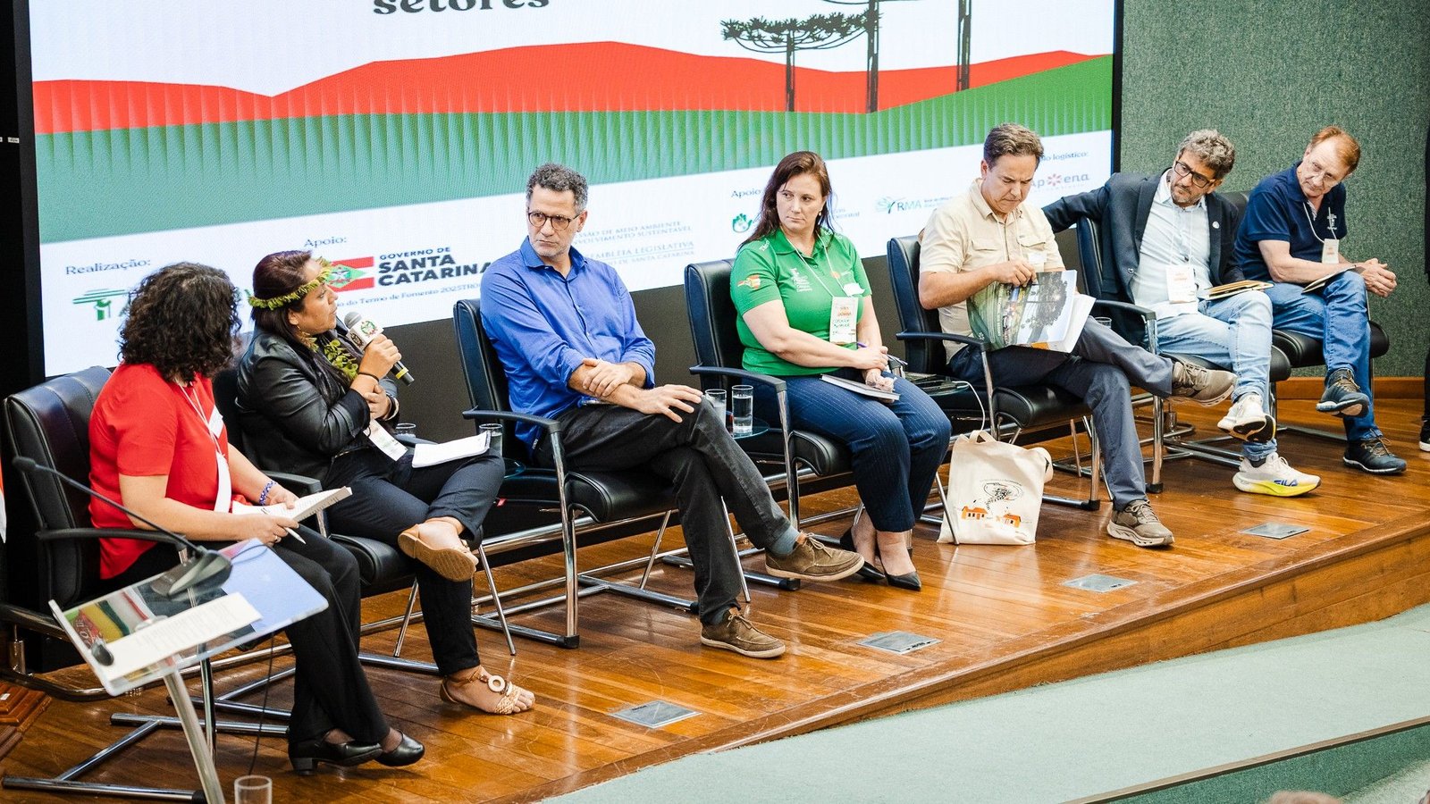 Segunda mesa de debate do Seminário Santa e Frágil Catarina apresenta desafios e soluções para a crise climática no dia 20 de março de 2026 em Florianópolis Foto Bruno Collaço-Agência ALESC Segunda mesa de debate do Seminário Santa e Frágil Catarina apresenta desafios e soluções para a crise climática no dia 20 de março de 2026 em Florianópolis