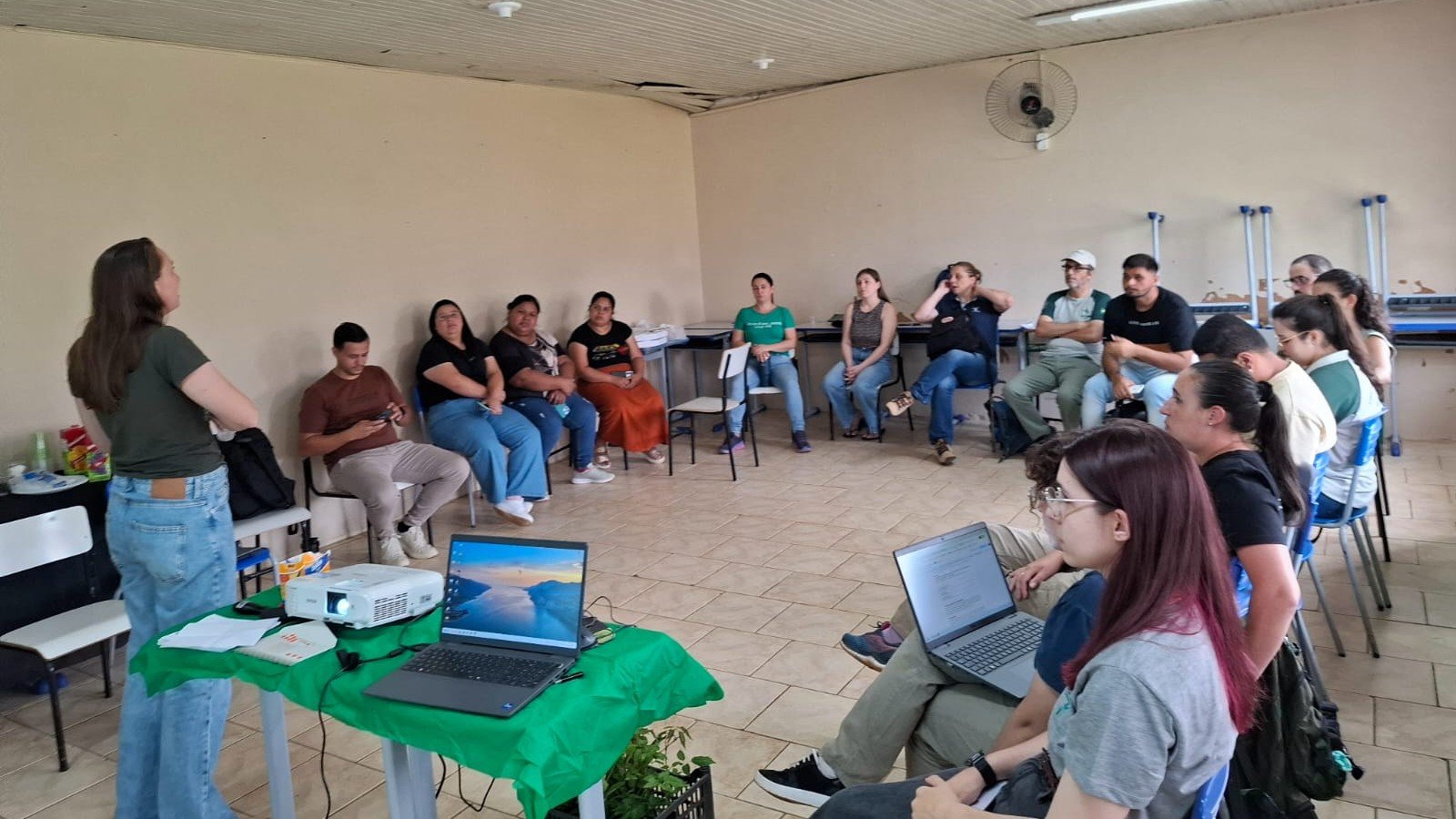 Marluci Pozzan, da Apremavi, conduzindo a capacitação do projeto “Geração + Floresta” em Abelardo Luz (SC)