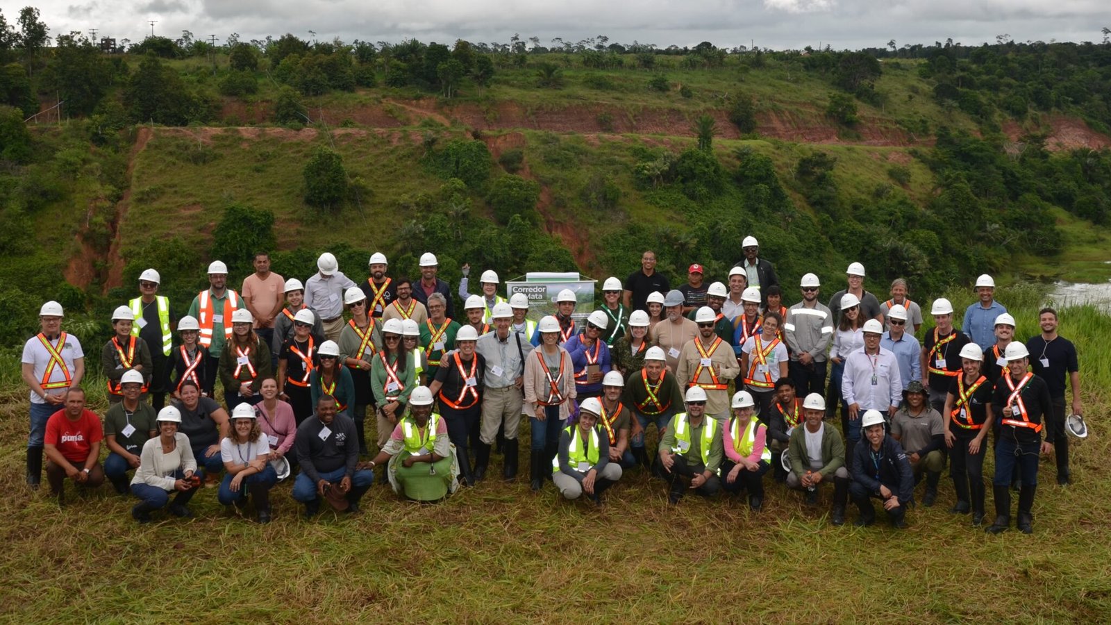 Participantes do evento reunidos durante visita de campo na Mata Atlântica no Sul da Bahia Foto The Forests Dialogue Participantes do evento reunidos durante visita de campo na Mata Atlântica no Sul da Bahia