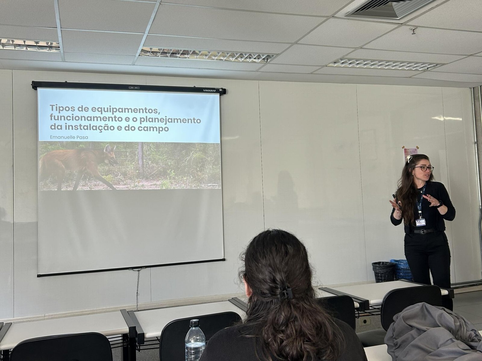 Emanuelle Pasa, bióloga e coordenadora do projeto Carnívoros dos Cânions, uma das ministrantes do curso sobre armadilhas fotográficas durante a Rede SBMz – Mamíferos do Cone Sul